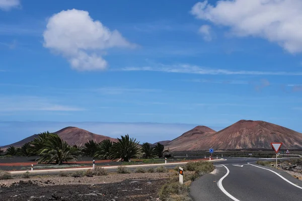 Weg Buurt Van Yaiza Lanzarote Met Uitzicht Timanfaya National Park — Stockfoto