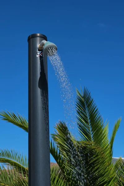 Ducha Junto Piscina Con Agua Que Fluye Contra Cielo Azul — Foto de Stock