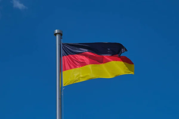 Deutsche Flagge gegen blauen Himmel — Stockfoto