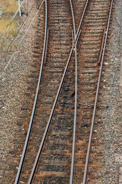 güneşli bir günde raylar anahtarları yakın