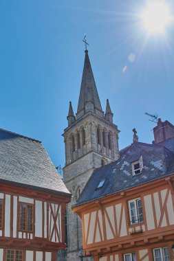 yarı ahşap evler arasında Vannes katedrali