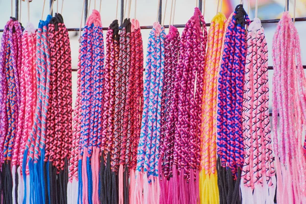 Armbänder auf einem französischen Markt — Stockfoto