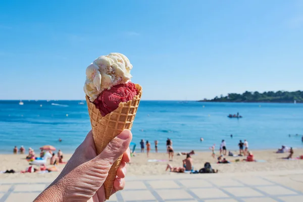 フランスのビーチでアイスクリームコーン — ストック写真