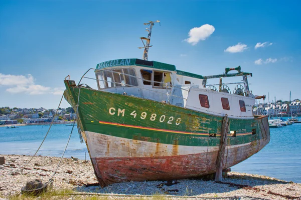 Old shipwreck in Camaret-sur-Mer on a summer day — Stock Photo, Image