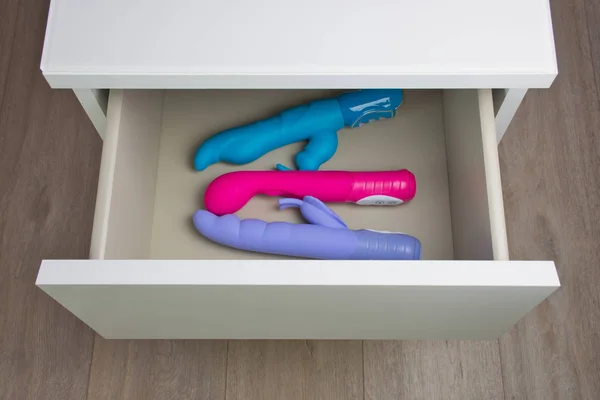 Dildos na gaveta de uma mesa de noite branca — Fotografia de Stock