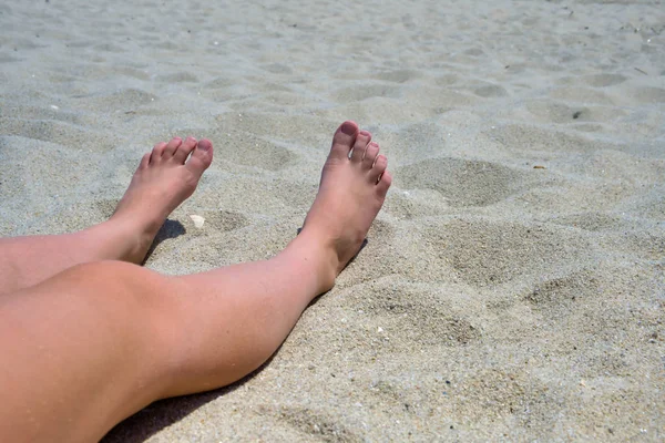 Gambe Una Ragazza Sdraiata Sulla Sabbia Una Spiaggia Con Spazio — Foto Stock