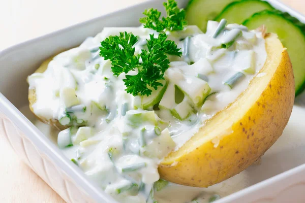 Perto de uma batata cozida no forno com coalhada de ervas — Fotografia de Stock