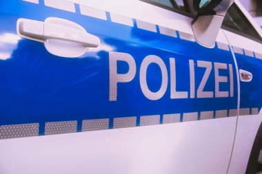 Polis arabasının kapısında Almanca polis demek.