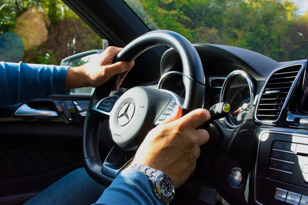 Mãos de um homem em Mercedes GLE 500 enquanto dirige — Fotografia de Stock