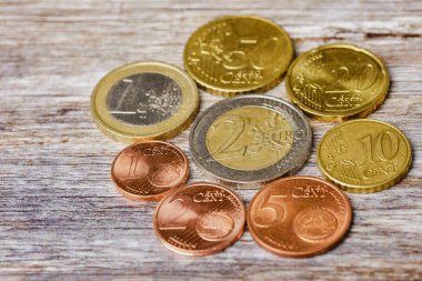 Tüm Avrupa sikkeleri ahşap arka planda bir daire çiziyor.