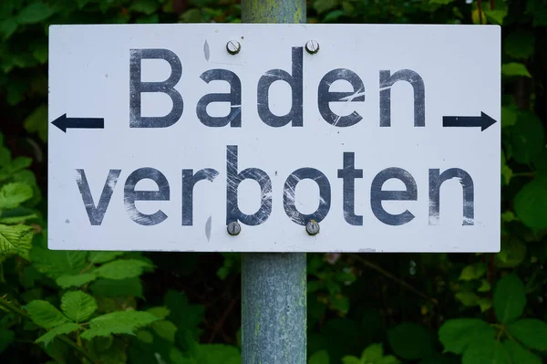 Deutsches Schild Mit Der Aufschrift Baden Verboten — Stockfoto