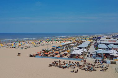 Scheveningen, Hollanda - 10 Ağustos 2020: Scheveningen, Hollanda 'daki ünlü plajdaki insanlar.