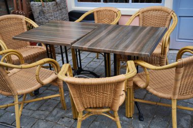 Hollanda 'da bir restoranın önünde sandalyeli boş bir masa.