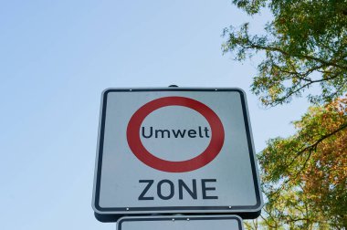 Çevre bölgesi kelimelerini taşıyan Alman trafik işareti