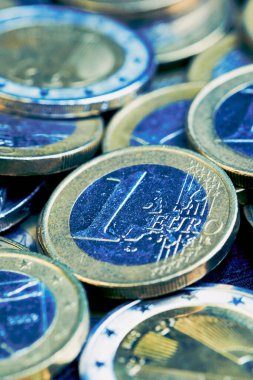 bir ve iki Euro 'luk bozuk para ile renkli resim arkaplanı, biçim doldurma