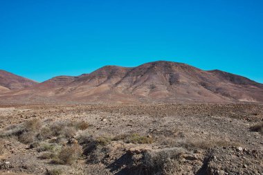 Güneşli ve bulutsuz bir günde Lanzarote manzarası