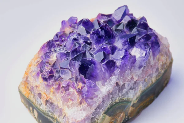 Violetter Amethyst Edelstein vor weißem Hintergrund — Stockfoto