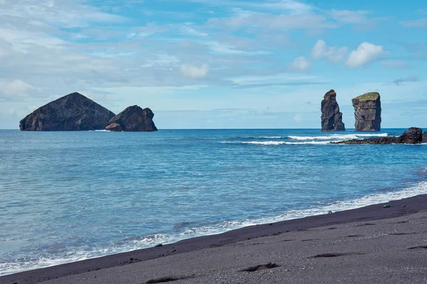 Rocas volcánicas frente a Sao Miguel, Azores — Foto de Stock