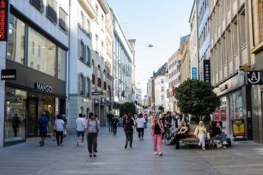Basel, İsviçre - 02 Eylül 2025: Müşteriler İsviçre 'nin Basel kentindeki Freie Caddesi boyunca geziniyor
