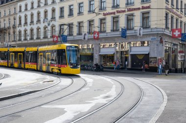 Basel, İsviçre - 04 Eylül 2025: Grossbasel, İsviçre 'de Steinenberg Caddesi' nden geçen modern bir tramvay.