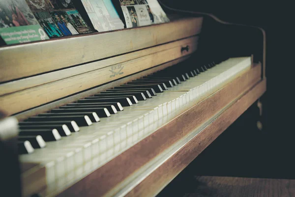 Pianoforte Famiglia Durante Natale — Foto Stock