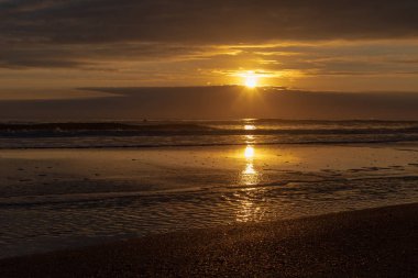 Altın saat - Beach sunrise başlangıcı