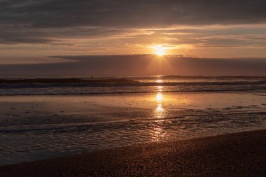 Altın saat - Beach sunrise başlangıcı