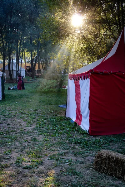 Tenda vermelha ve güneş parlıyor