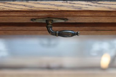 Meşe pencere Sövesi üzerindeki metal kolu