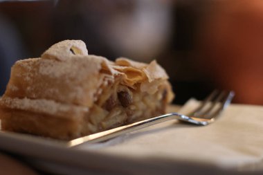 Bir peçete ve çatal ile bir tabakta tatlı Avusturya strudel