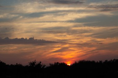Bulutlarda güzel gün batımı, parlak güneş