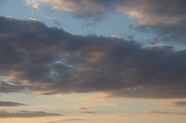 Bulutlarda güzel gün batımı, parlak güneş