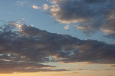 Bulutlarda güzel gün batımı, parlak güneş