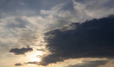 Bulutlarda güzel gün batımı, parlak güneş
