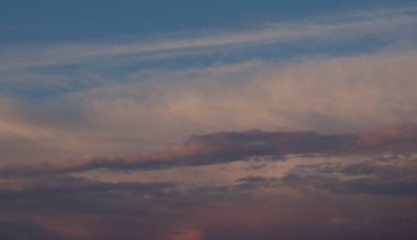 Bulutlarda güzel gün batımı, parlak güneş