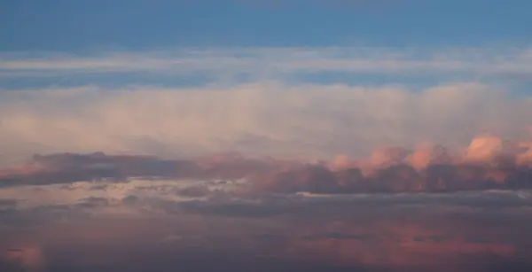 Schöner Sonnenuntergang Den Wolken Strahlende Sonne — Stockfoto