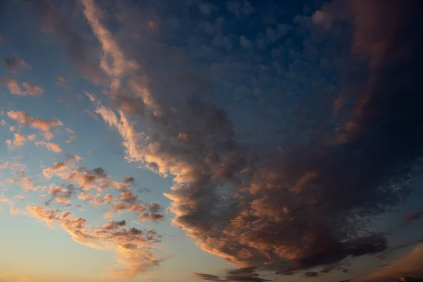 Schöner Sonnenuntergang Den Wolken Strahlende Sonne — Stockfoto