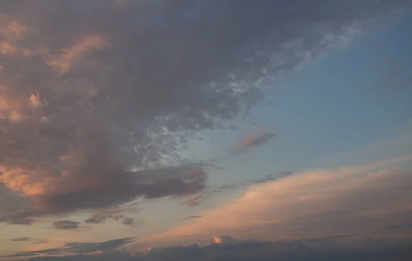 Schöner Sonnenuntergang Den Wolken Strahlende Sonne — Stockfoto