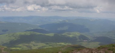 Karpatiler 'de Petros üzerinden Hoverla 'ya Karadağ sırtı boyunca pop Ivan 'a trekking