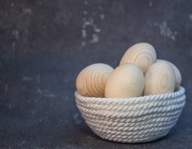 Bir hasır plaka sepeti dekoratif ahşap Paskalya yumurtaları