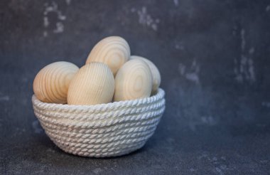 Bir hasır plaka sepeti dekoratif ahşap Paskalya yumurtaları