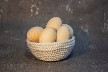 Bir hasır plaka sepeti dekoratif ahşap Paskalya yumurtaları