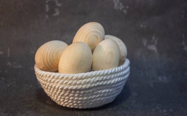 Bir hasır plaka sepeti dekoratif ahşap Paskalya yumurtaları