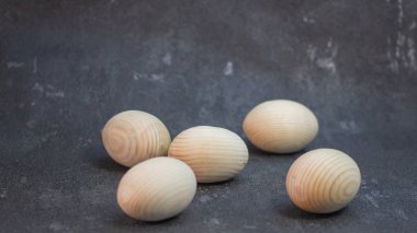 Bir hasır plaka sepeti dekoratif ahşap Paskalya yumurtaları