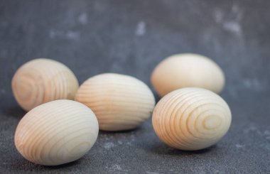 Bir hasır plaka sepeti dekoratif ahşap Paskalya yumurtaları