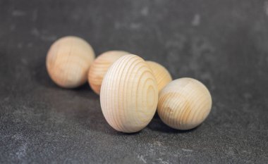 Bir hasır plaka sepeti dekoratif ahşap Paskalya yumurtaları