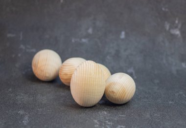 Bir hasır plaka sepeti dekoratif ahşap Paskalya yumurtaları