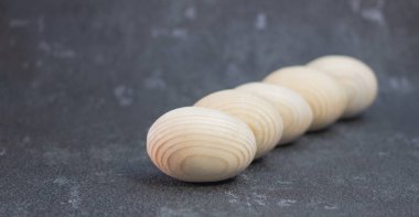 Bir hasır plaka sepeti dekoratif ahşap Paskalya yumurtaları