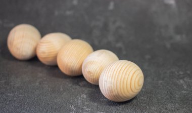 Bir hasır plaka sepeti dekoratif ahşap Paskalya yumurtaları