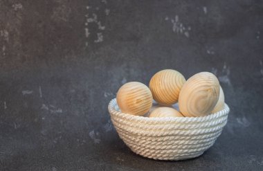 Bir hasır plaka sepeti dekoratif ahşap Paskalya yumurtaları